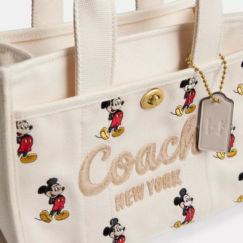 Bolsos Tote Disney X Coach Cargo 26 con Mickey Mouse en lona de algodón regenerativo