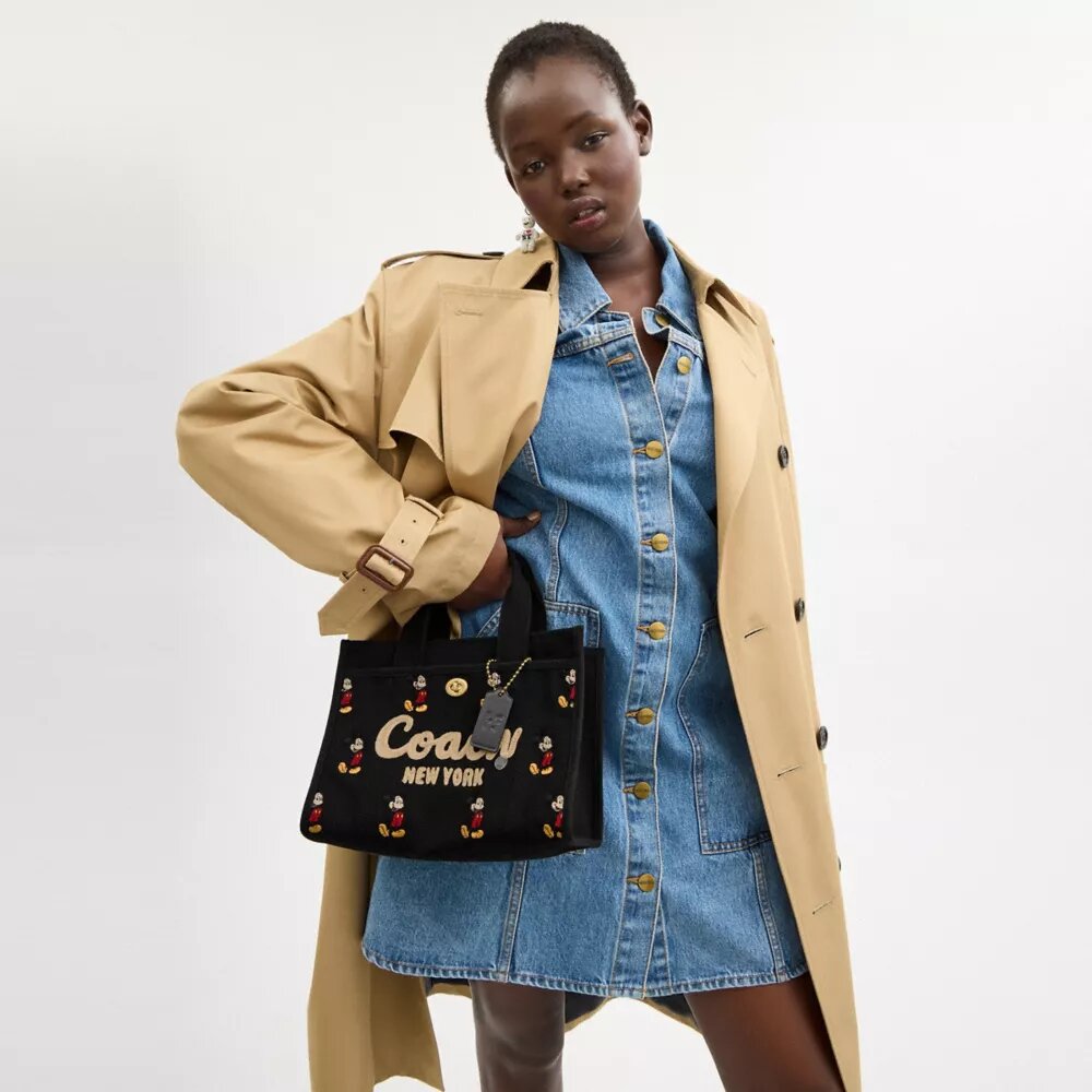 Bolsos Tote Disney X Coach Cargo 26 con Mickey Mouse en lona de algodón regenerativo