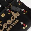 Bolsos Tote Disney X Coach Cargo 26 con Mickey Mouse en lona de algodón regenerativo