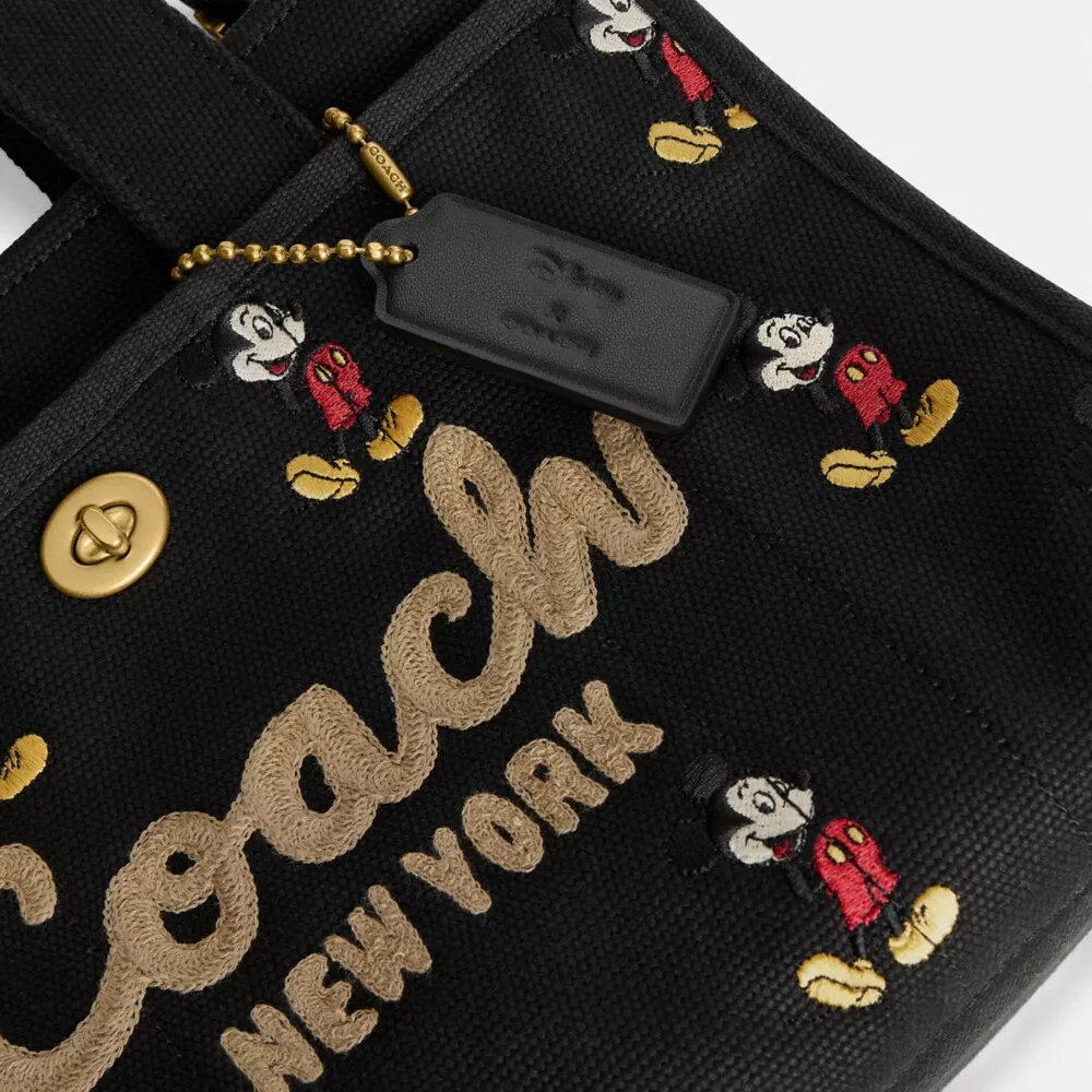 Bolsos Tote Disney X Coach Cargo 26 con Mickey Mouse en lona de algodón regenerativo