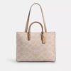 Bolsos Tote Maggie en Signature Canvas con diseño en bloques