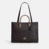 Bolsos Tote Maggie en Signature Canvas con diseño en bloques