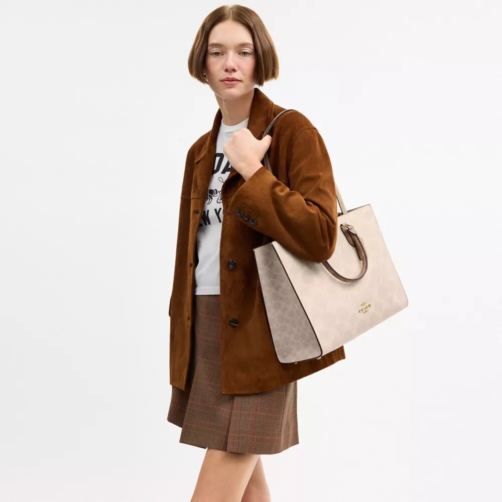 Bolsos Tote Maggie en Signature Canvas con diseño en bloques