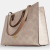 Bolsos Tote Maggie en Signature Canvas con diseño en bloques