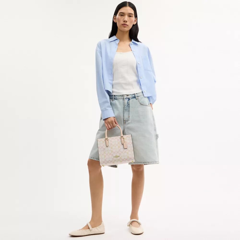 Bolsos Tote pequeño Maggie en Signature Canvas