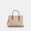 Bolsos Tote pequeños Maggie en Signature Canvas con diseño en bloques