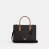 Bolsos Tote pequeños Maggie en Signature Canvas con diseño en bloques