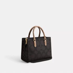 Bolsos Tote pequeños Maggie en Signature Canvas con diseño en bloques