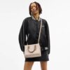 Bolsos Tote pequeños Maggie en Signature Canvas con diseño en bloques