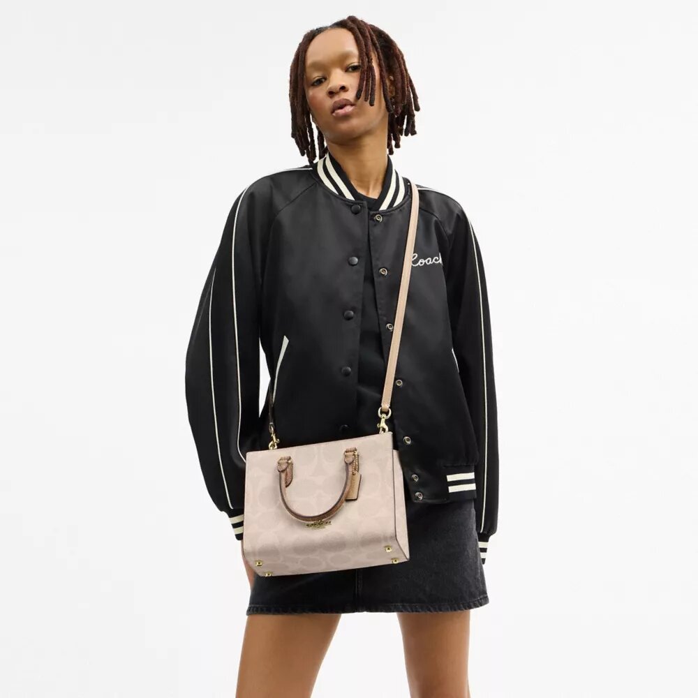Bolsos Tote pequeños Maggie en Signature Canvas con diseño en bloques