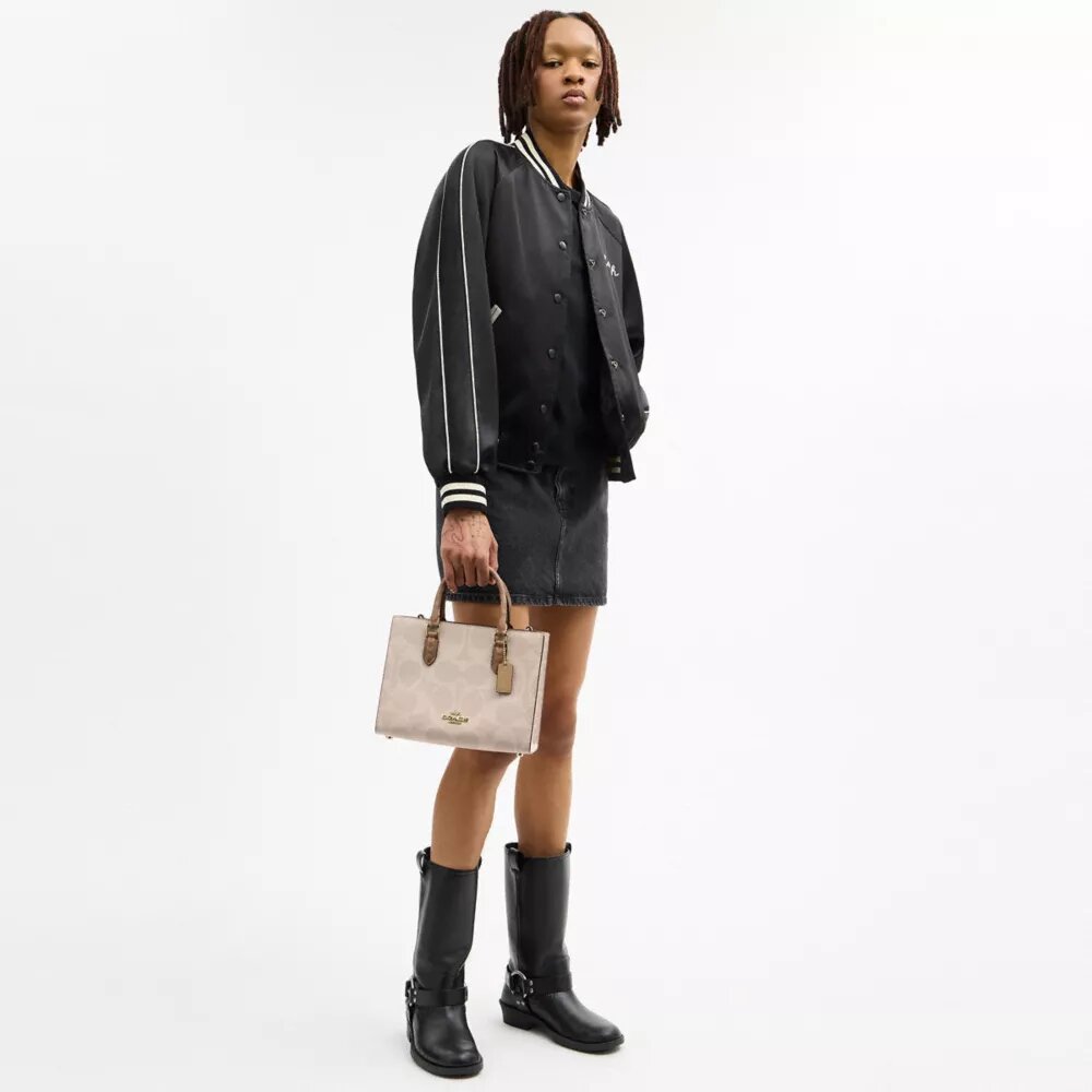 Bolsos Tote pequeños Maggie en Signature Canvas con diseño en bloques