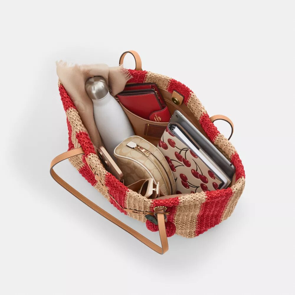 Bolsos Tote urbanos con rayas y dije