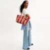 Bolsos Tote urbanos con rayas y dije