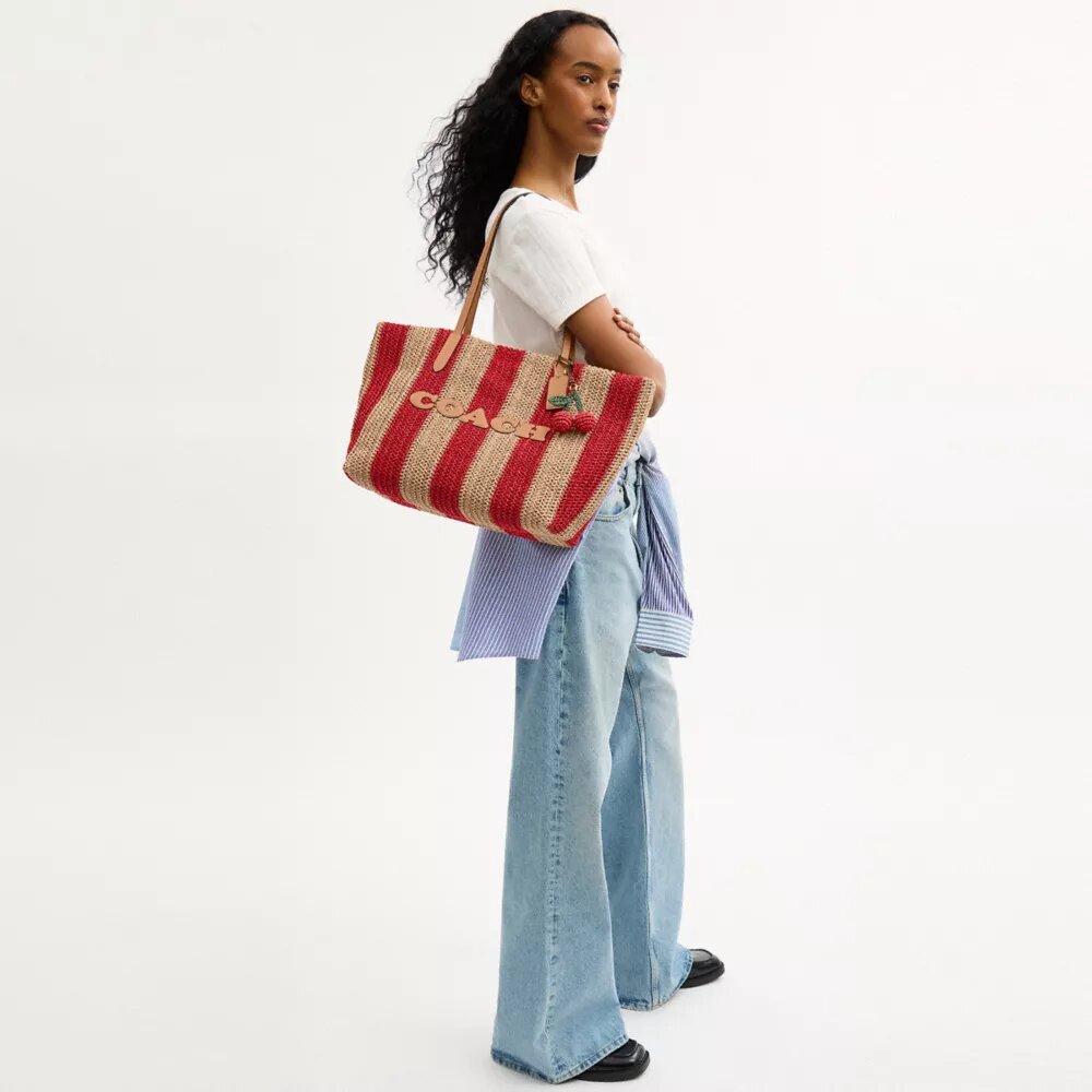 Bolsos Tote urbanos con rayas y dije