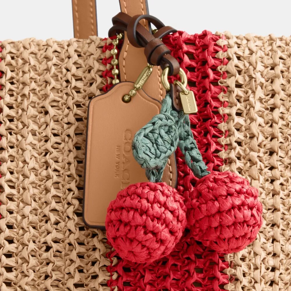 Bolsos Tote urbanos con rayas y dije