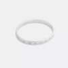 Brazalete con bisagra y letras «C» repetidas