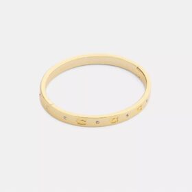 Brazalete con bisagra y letras «C» repetidas