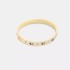 Brazalete con bisagra y letras «C» repetidas