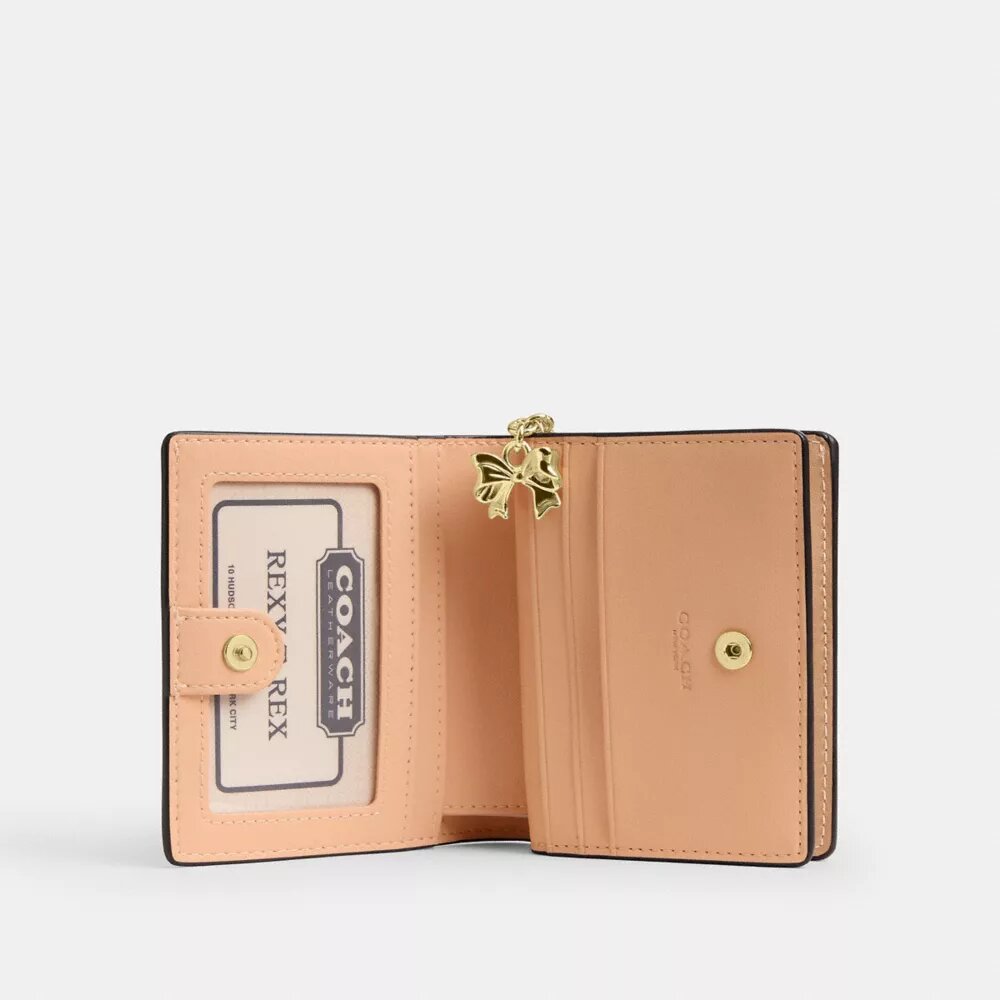 Cartera con broche en cuero exclusivo y Charms