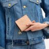 Cartera con broche en cuero exclusivo y Charms