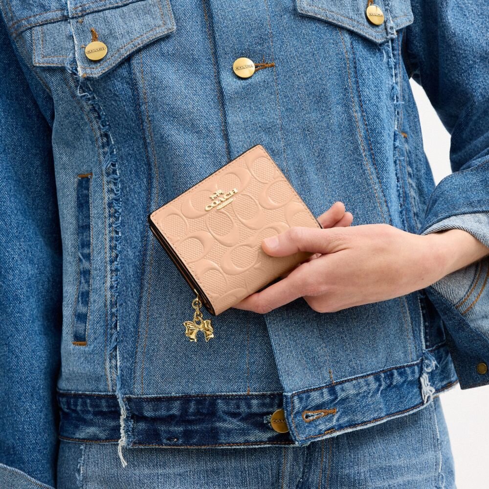 Cartera con broche en cuero exclusivo y Charms
