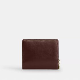 Cartera con broche y dije