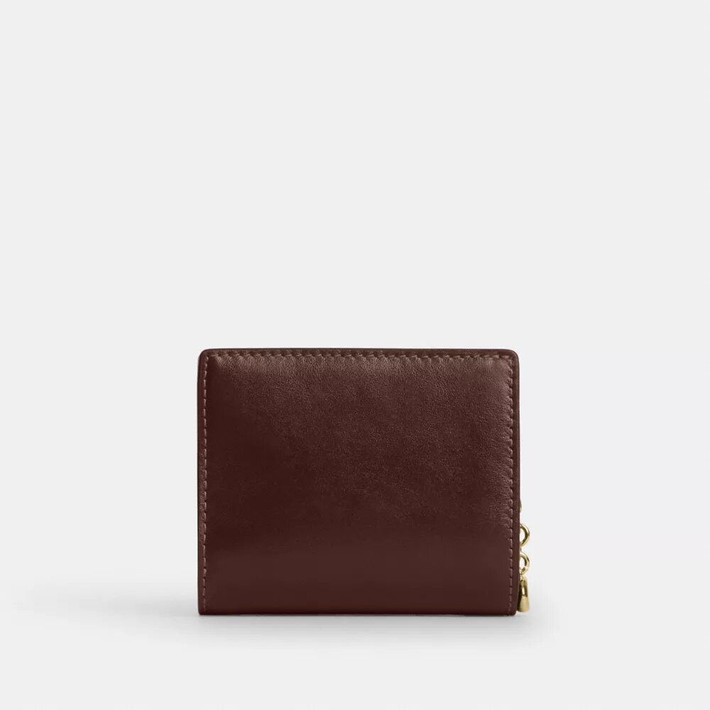 Cartera con broche y dije