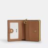 Cartera con broche y dije