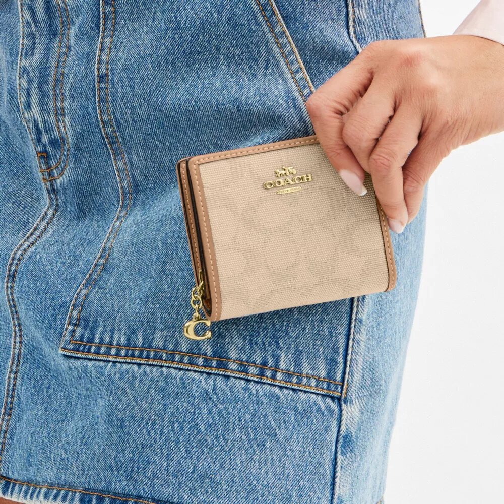 Cartera con broche y Signature Canvas