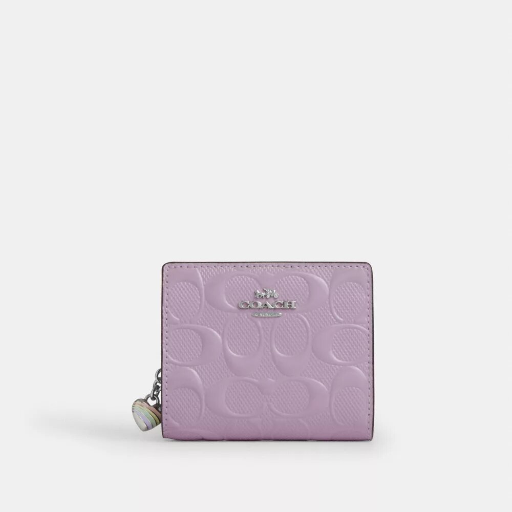 Cartera con cierre a presión en cuero exclusivo con dije de corazón