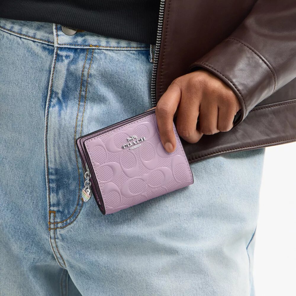 Cartera con cierre a presión en cuero exclusivo con dije de corazón