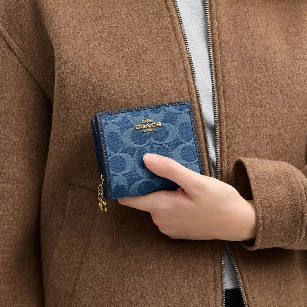 Cartera con cierre a presión en denim exclusivo