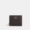 Cartera con cierre a presión en Signature Canvas