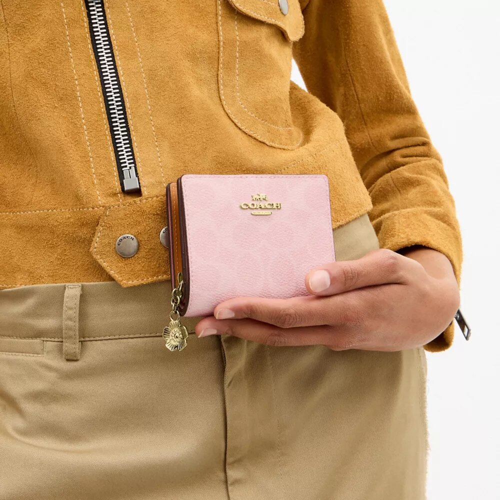 Cartera con cierre a presión en Signature Canvas con Charms