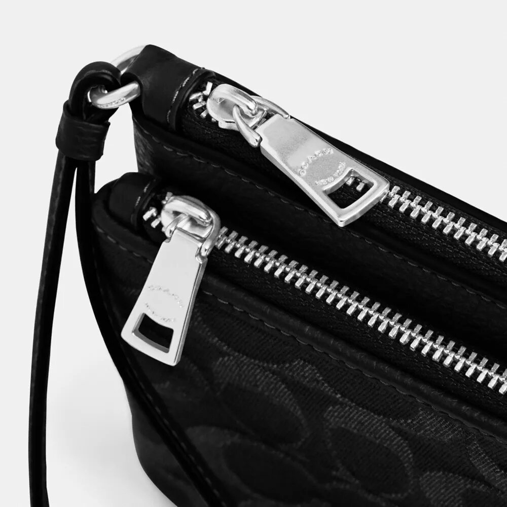 Cartera con doble cremallera en denim exclusivo
