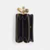 Cartera esencial con Charms