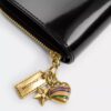 Cartera esencial con Charms