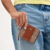 Cartera Essential en lona con bloques de color Signature Canvas