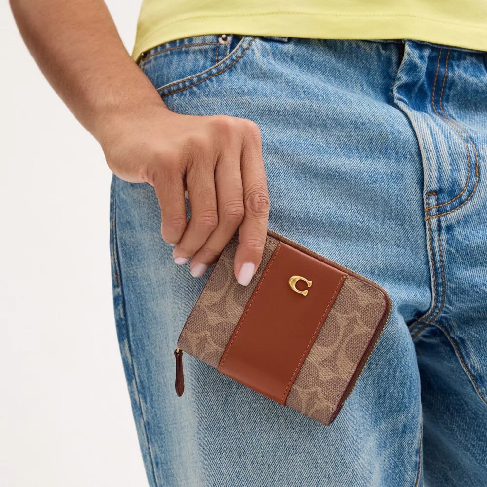 Cartera Essential en lona con bloques de color Signature Canvas