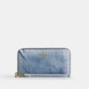 Cartera larga con cierre de cremallera alrededor en denim desgastado