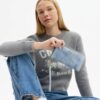 Cartera larga con cierre de cremallera alrededor en denim desgastado
