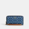 Cartera larga con cremallera alrededor en denim exclusivo