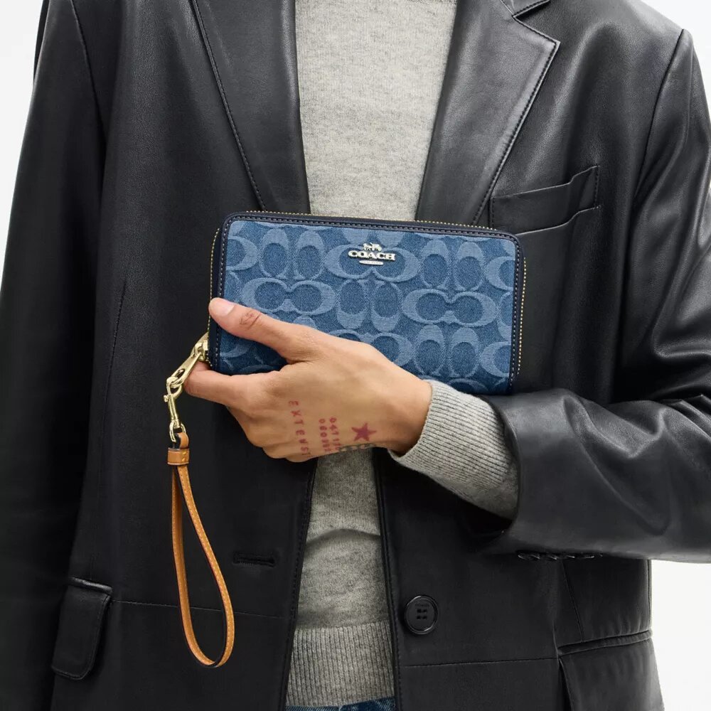 Cartera larga con cremallera alrededor en denim exclusivo