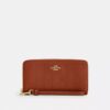Cartera larga con cremallera alrededor y acolchado