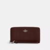 Cartera larga con cremallera alrededor y acolchado
