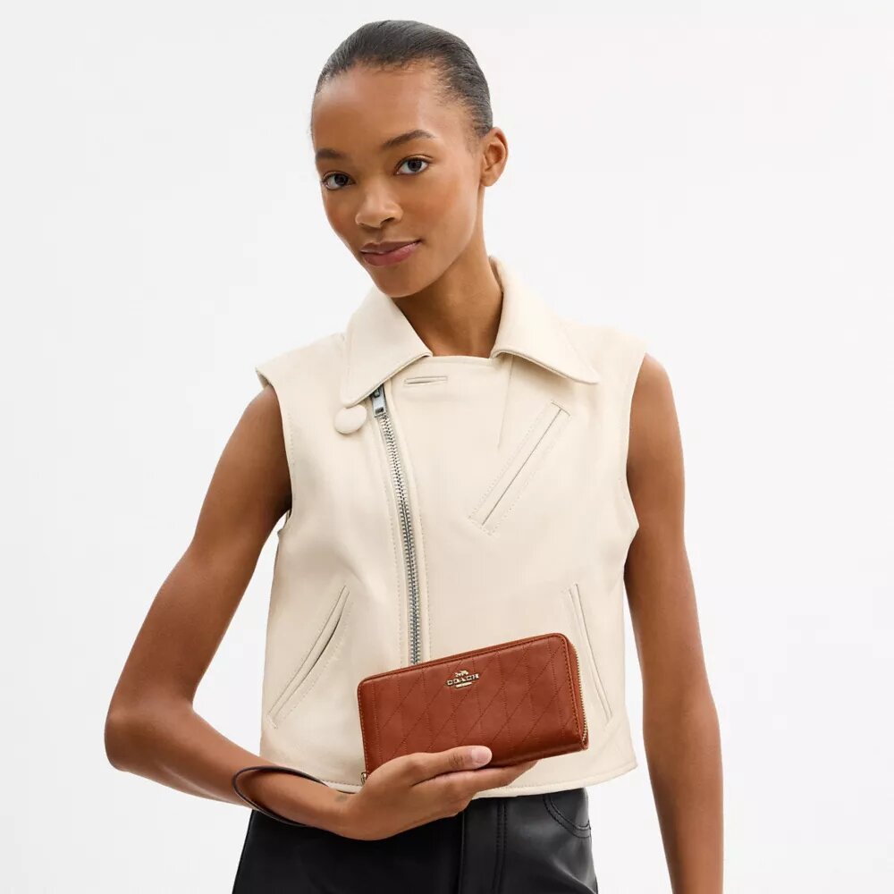 Cartera larga con cremallera alrededor y acolchado