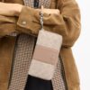 Cartera larga con cremallera envolvente en Signature Canvas con rayas
