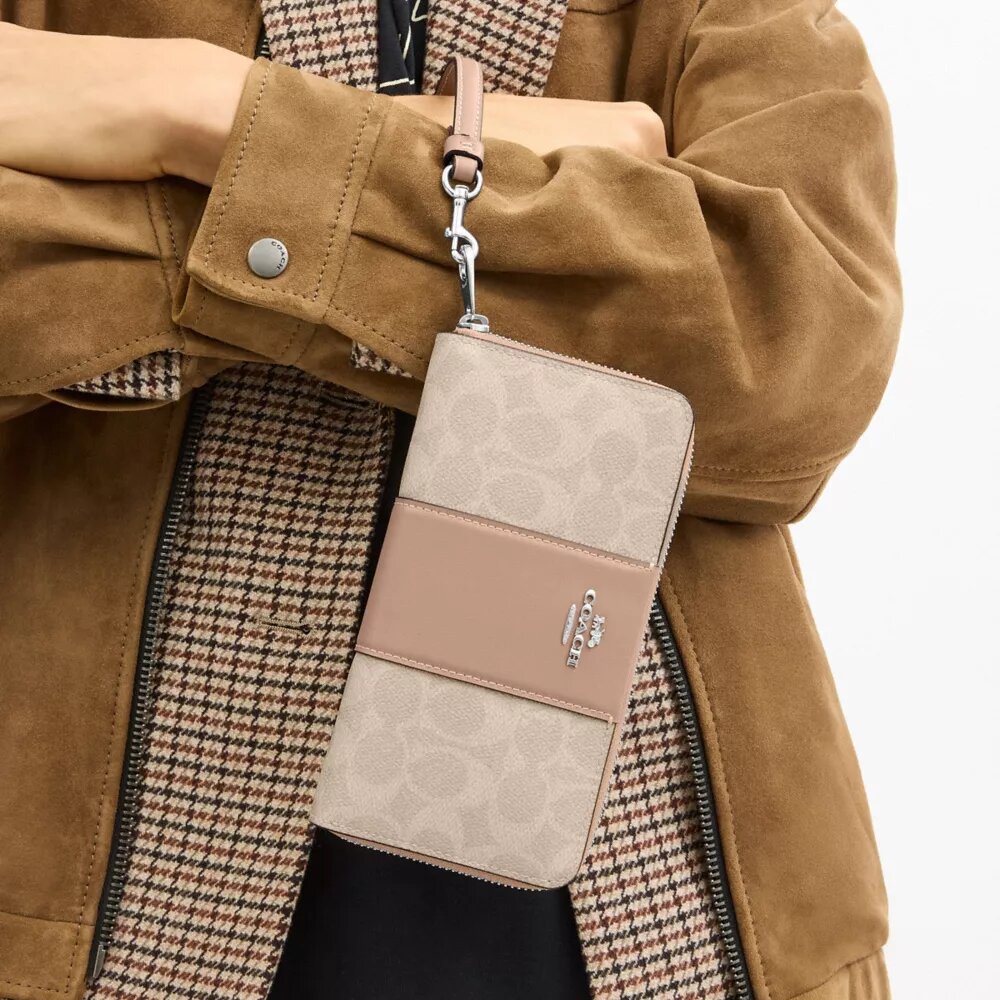 Cartera larga con cremallera envolvente en Signature Canvas con rayas
