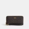 Cartera larga con cremallera perimetral en Signature Canvas