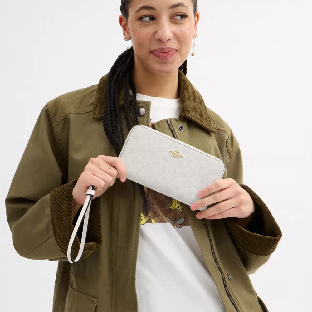 Cartera larga con cremallera perimetral en Signature Canvas